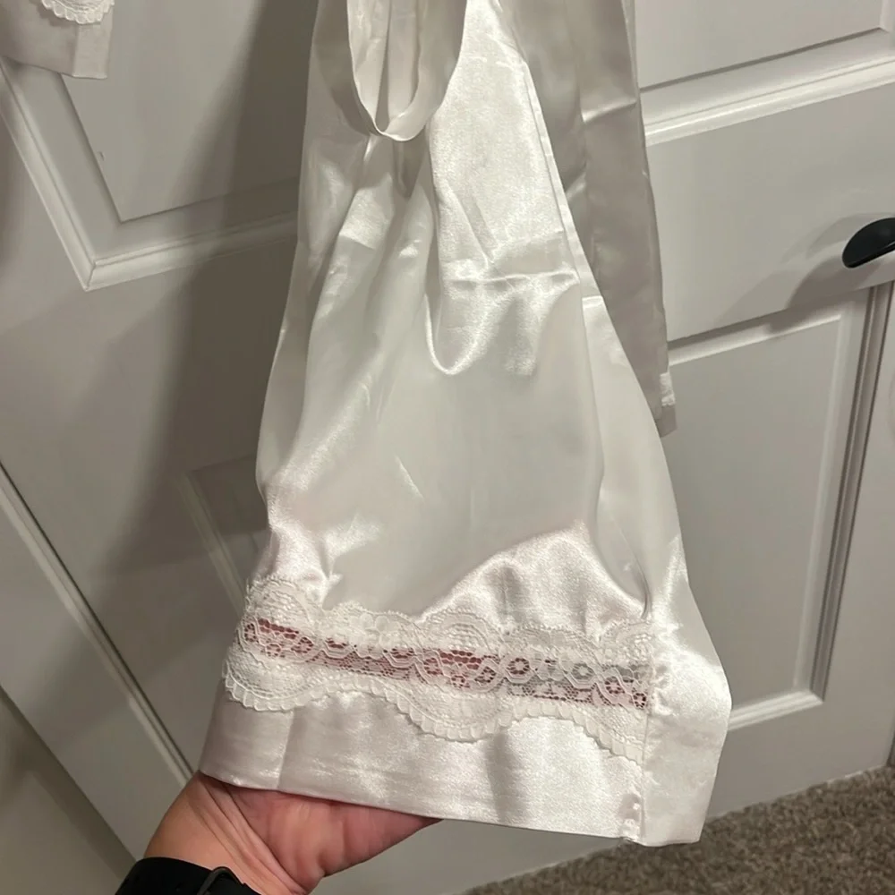 White Satiny Robe with Lace Detail Perfect for Brides Size Medium